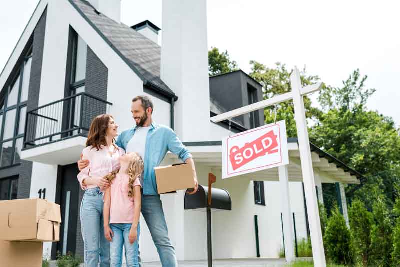 familly-smiling-after-house-sold-800x533